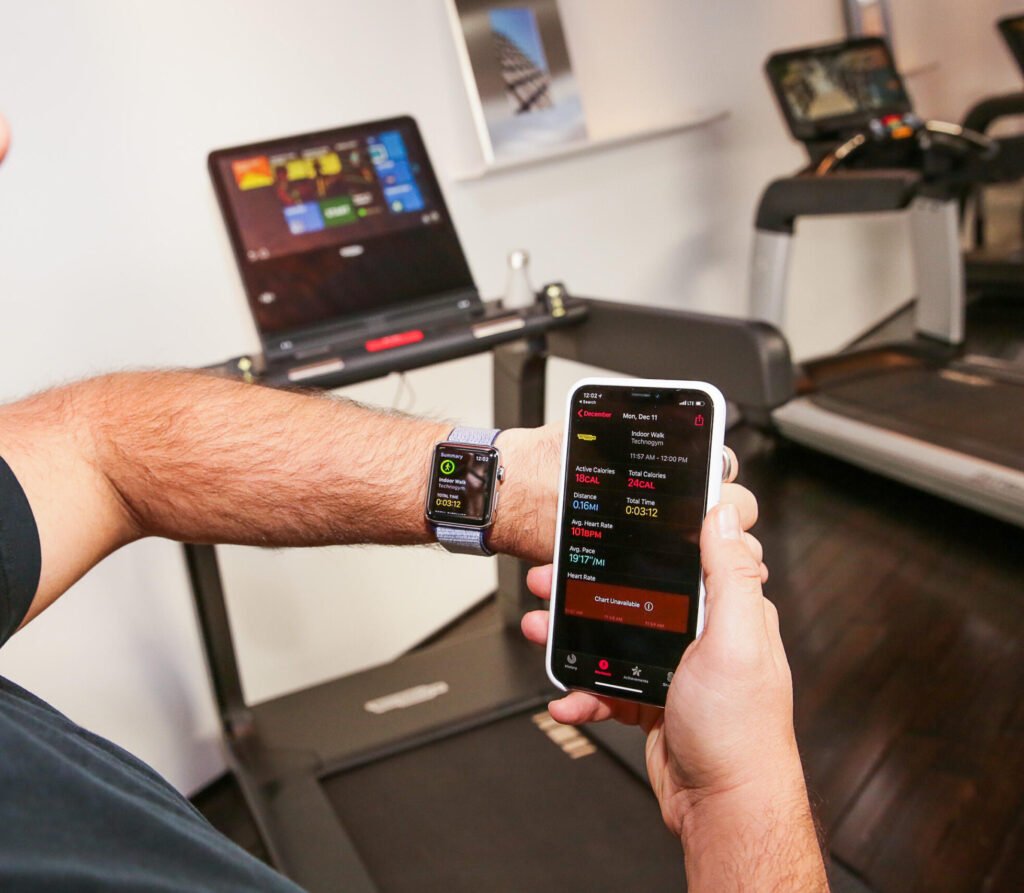 Pessoa usando relógio e smartphone.